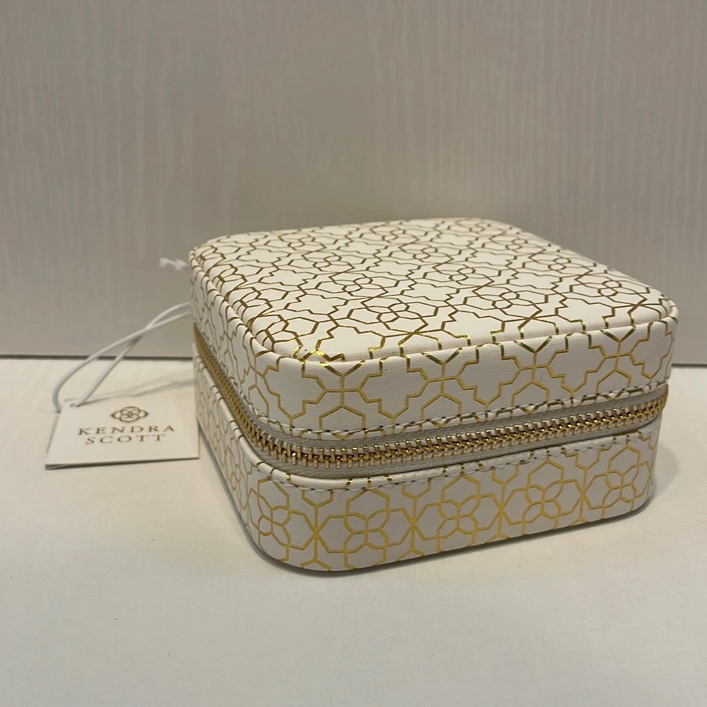 Kendra Scott Small Zip Cade with Gold Filigree for Jewlery